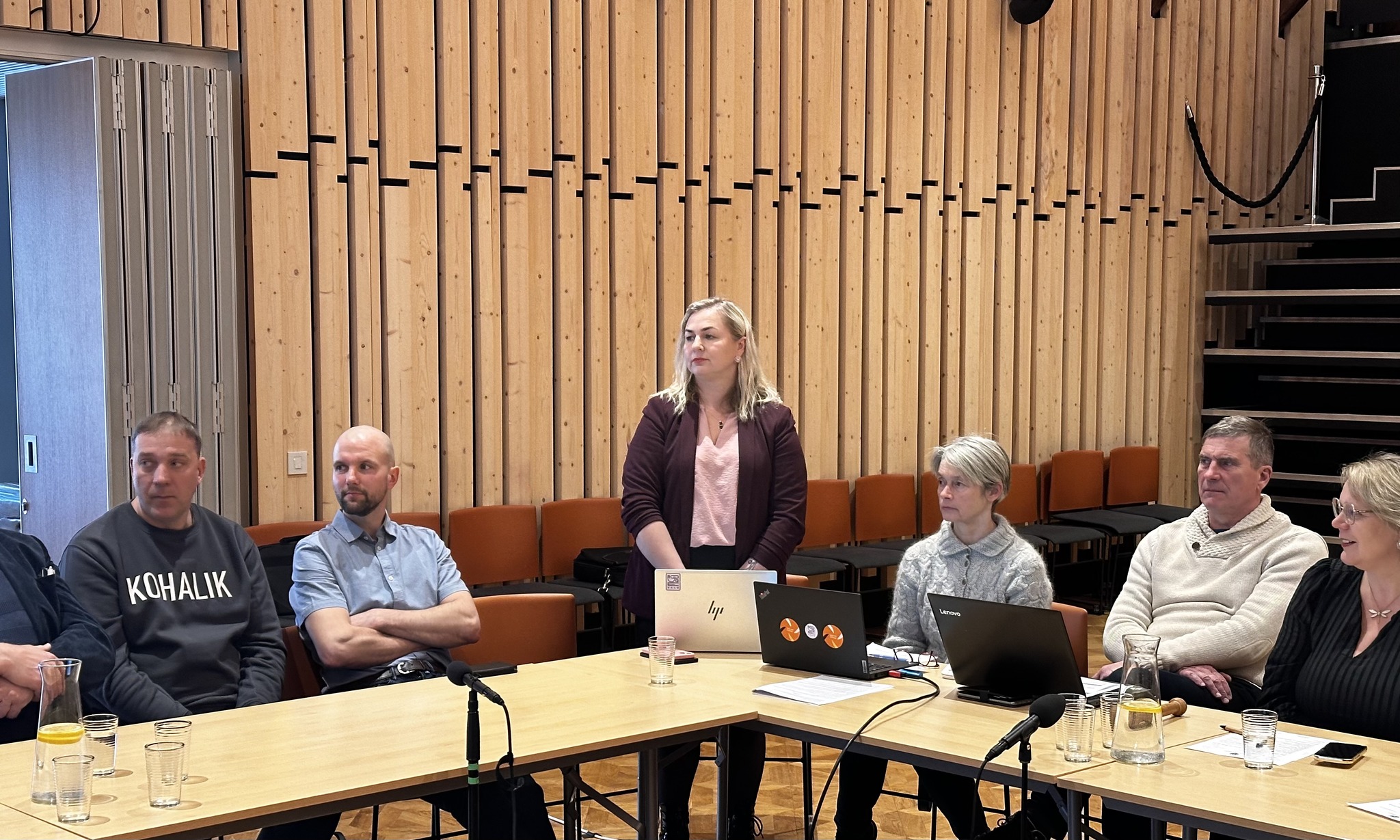 Fotol Maivi Liiskmann tutvustab end enne vallavalitsuse liikmeks kinnitamist volikogule. Foto Viivika Nagel